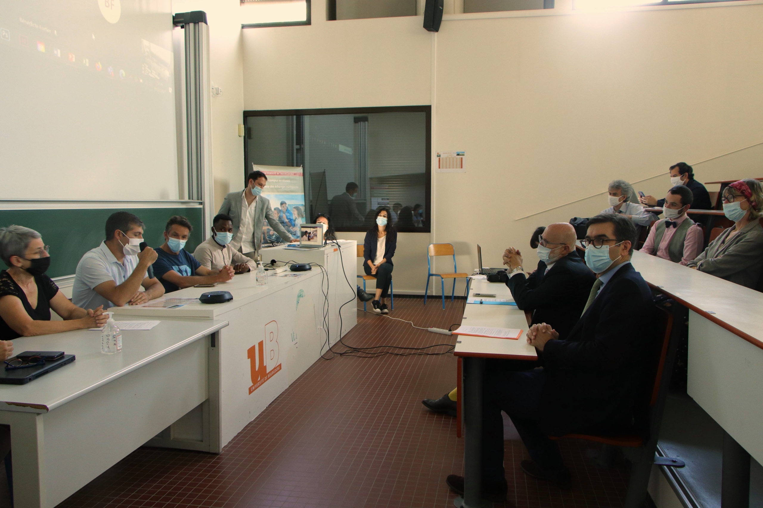 Témoignage des étudiants devant Alain Régnier, Préfet, Délégué interministériel chargé de l'accueil et de l'intégration des réfugiés et Vincent Thomas le président de l'université de Bourgogne